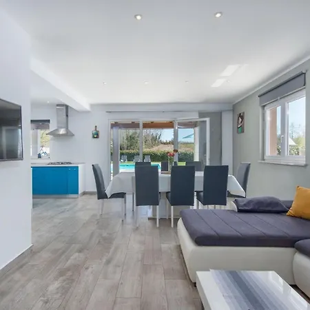 Semesterbostad Ferienvilla Perhat Mit Eigenem Pool By Interhome