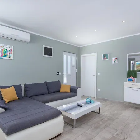 Ferienvilla Perhat Mit Eigenem Pool By Interhome *