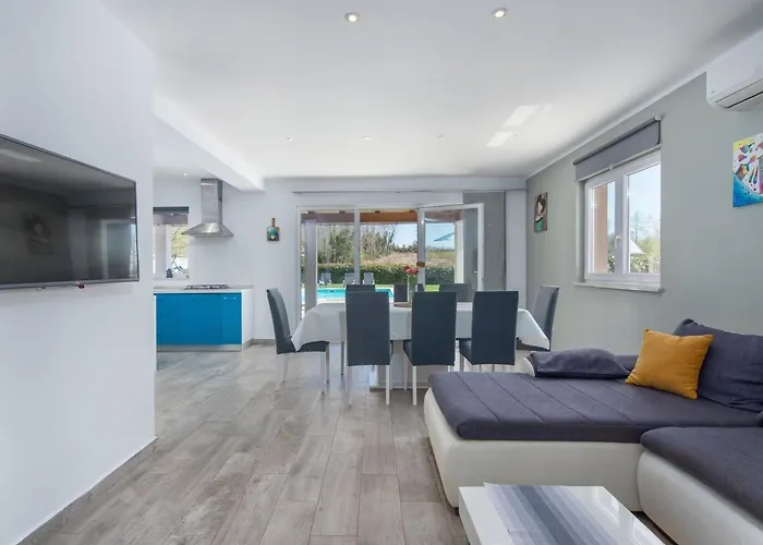 Vakantiehuis Ferienvilla Perhat Mit Eigenem Pool By Interhome