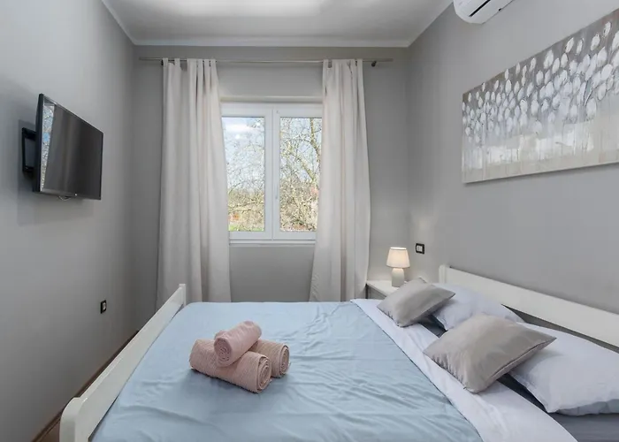 Vakantiehuis Ferienvilla Perhat Mit Eigenem Pool By Interhome